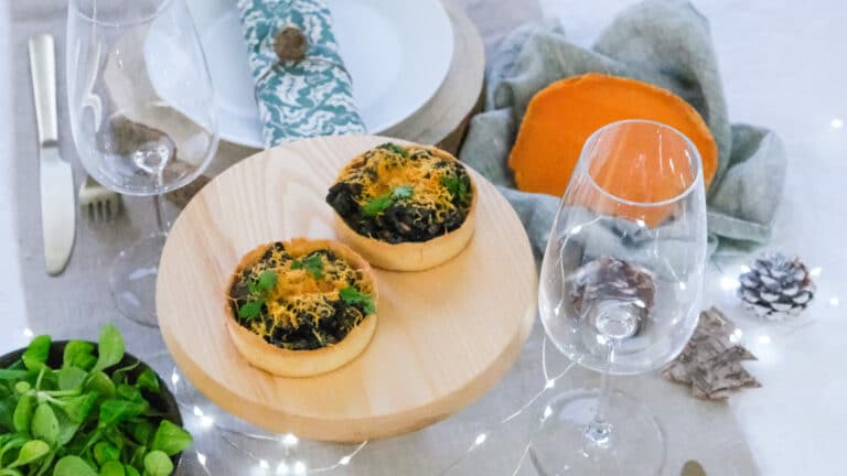 Tartelette aux escargots gratinés à la mimolette vieille et à la crème d'ail fumé d'Arleux
