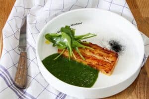 recette de truffade de pommes de terre au maroilles, émulsion de cresson et oreilles de cochon