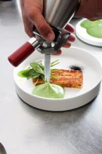 truffade de pommes de terre au maroilles, émulsion de cresson et oreilles de cochon