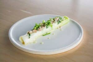 préparation des barquettes végétales poireaux et anguille fumée