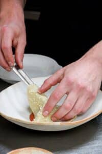 Préparation des ravioles de bœuf aux oignons et tomates