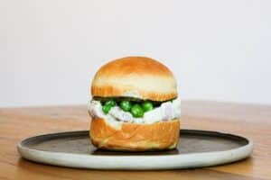 recette de burger pommes de terre, hareng, pickles de concombre et petits pois