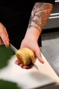 préparation du pain à burger