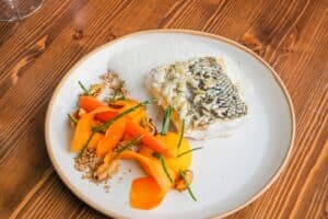 recette de bar aux carottes, moules et végétaux