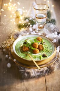 velouté vert aux escargots et billes panées
