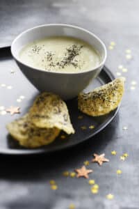 Velouté de panais et tuiles de parmesan au pavot bleu