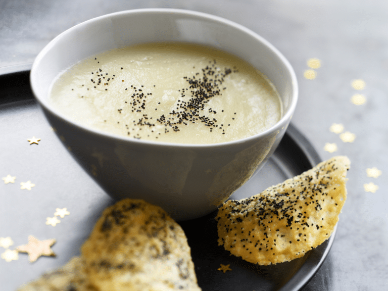 recette de Velouté de panais et tuiles de parmesan au pavot bleu