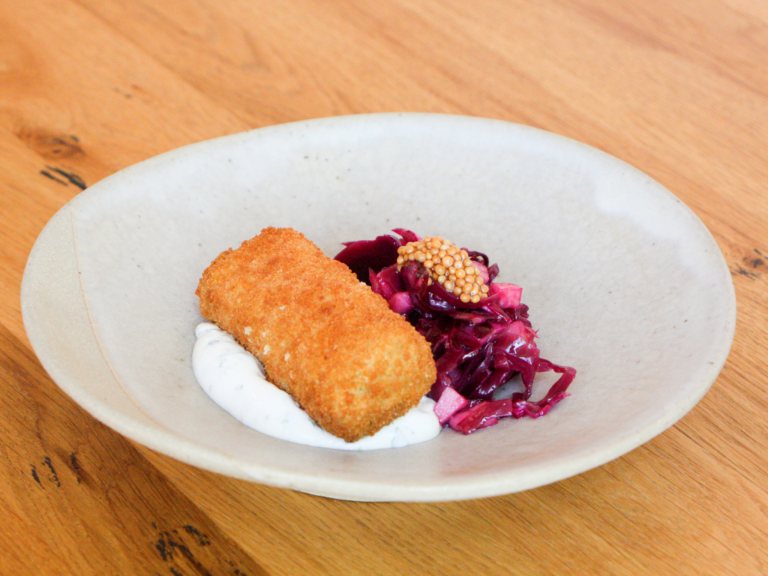 recette de croquettes de Bergues, yaourt aux herbes, chou rouge et pomme verte