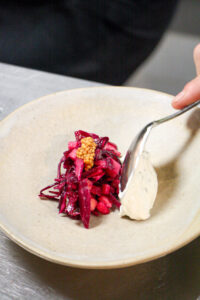 montage des croquettes de Bergues, yaourt aux herbes, chou rouge et pomme verte