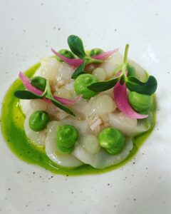 Carpaccio de Saint-Jacques du Boulonnais, crémeux de brocoli, gel citron yuzu et pickles d’oignons rouges